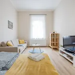 Stylish New With 2 Bedrooms In Buda 2 Budapeste