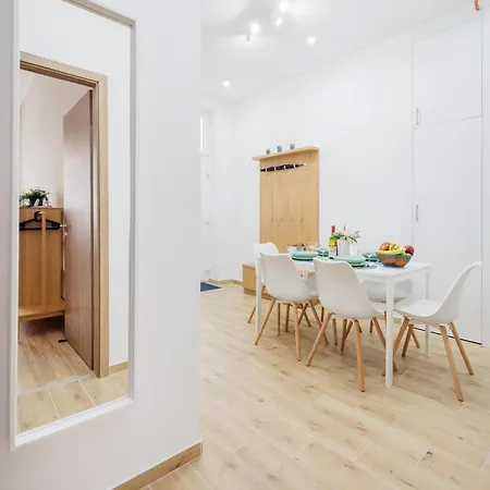 Stylish New With 2 Bedrooms In Buda 2 Apartmán *